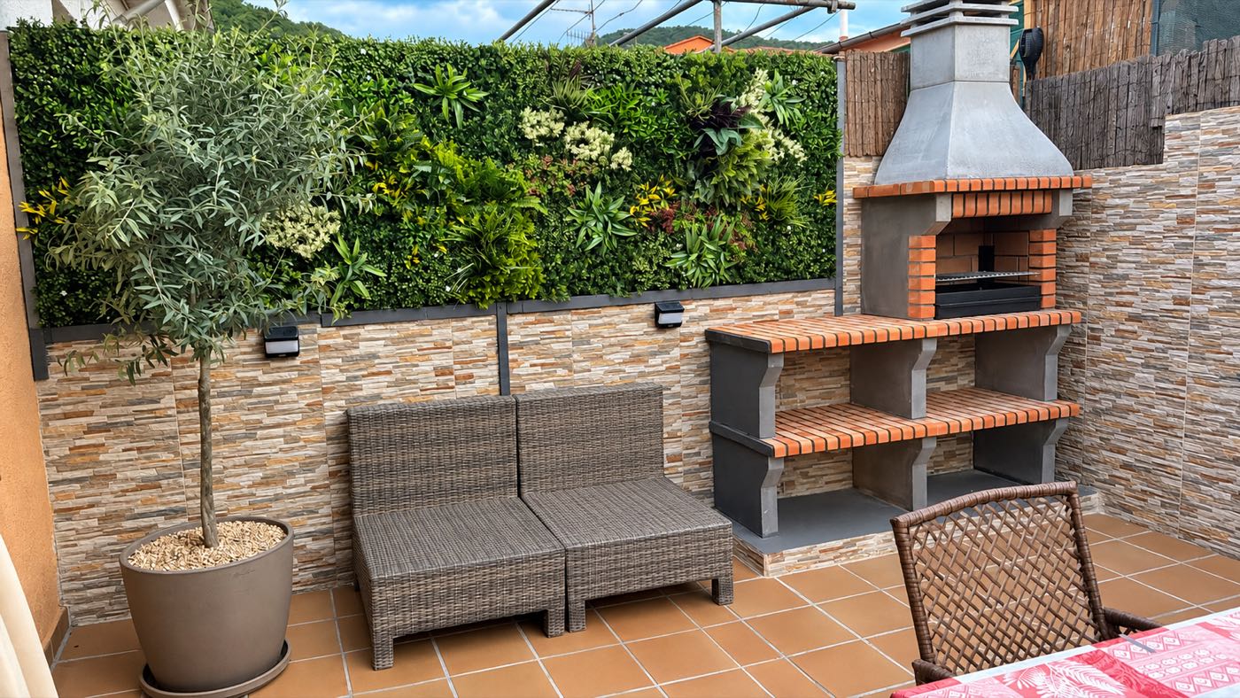 Jardín vertical artificial: Terraza con barbacoa · Edén + Selva
