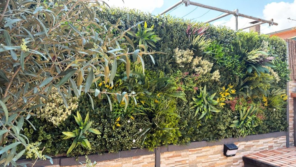 Jardín vertical artificial Edén y Selva a lo largo de un muro de terraza
