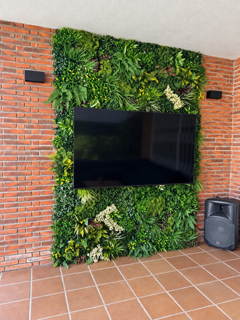 Jardín vertical artificial: Pared interior con televisión · Edén + Selva